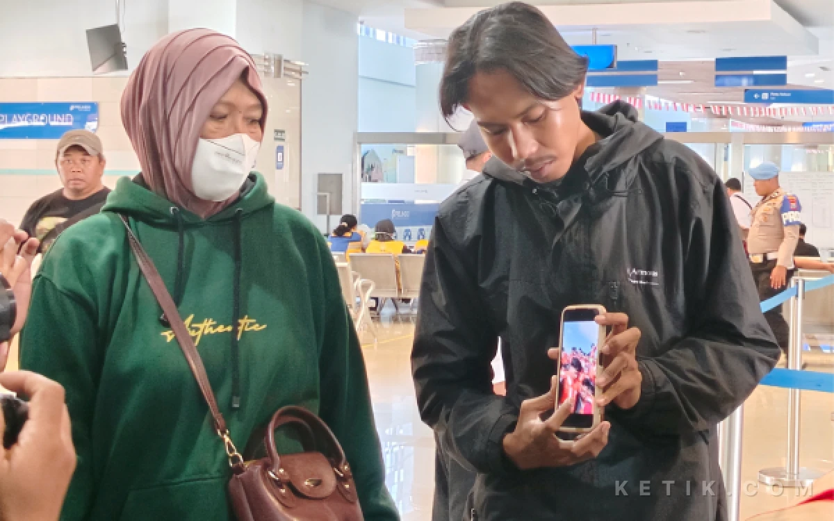 Thumbnail Berita - Tangis Ibu dan Anak Pecah, Sang Ayah Penumpang KMP Mutiara Sentosa II Belum Ditemukan