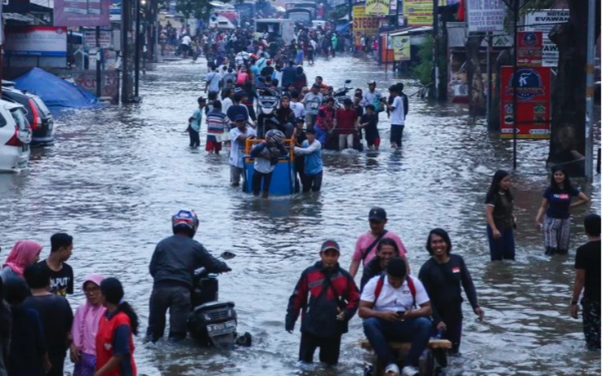 Thumbnail Berita - Waspada! Fenomena Super New Moon Picu Banjir Rob di Surabaya