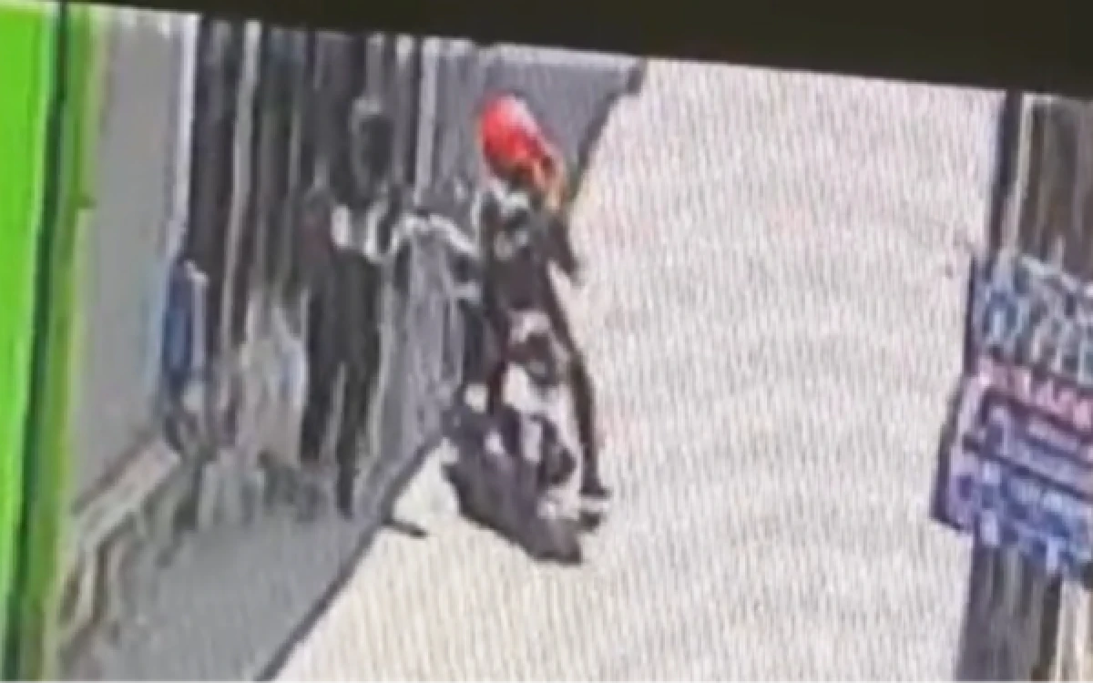 Foto Tangkapan layar (screenshot) rekaman CCTV yang menunjukkan aksi pelaku saat melakukan tindakan pelecehan seksual terhadap korban mahasiswi berinisial MR yang sedang berjalan sendirian di Jalan Pisang Candi Barat Kecamatan Sukun Kota Malang (Foto : Istimewa)