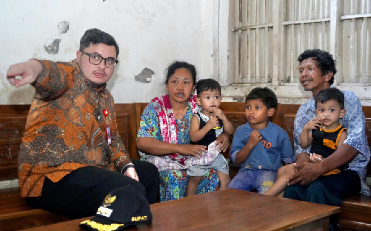 Thumbnail Berita - Mas Dhito Bantu Nenek Pengasuh Tiga Cucu di Kediri, Sholikah Dapat Modal Usaha Baru