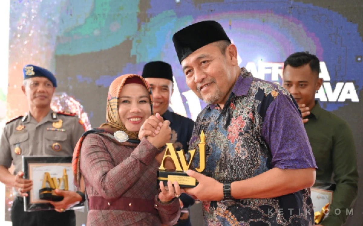 Thumbnail Berita - Prestasi Membanggakan! Pengacara Kondang Situbondo Terima Penghargaan AVJA Kategori Hukum dan Sosial
