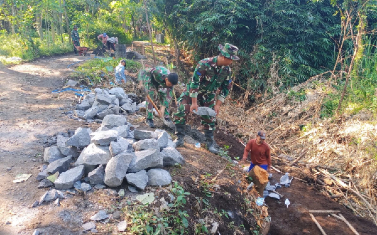 Thumbnail Berita - Satgas TMMD Ke-128 Kodim 0820 Probolinggo Genjot Pembangunan Tanggul Penahan Tanah di Brabe, Sudah Capai 85 Persen