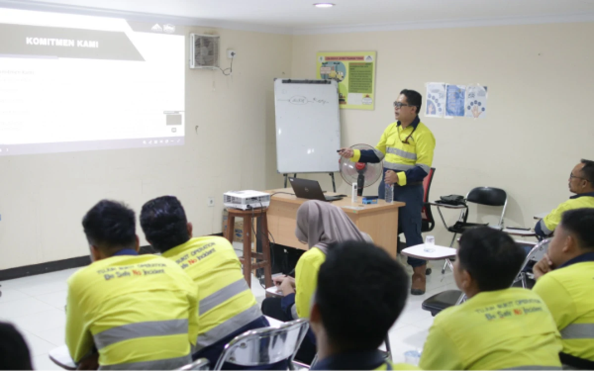 Foto karyawan PT BSI saat di lakukan pembekalan kinerja