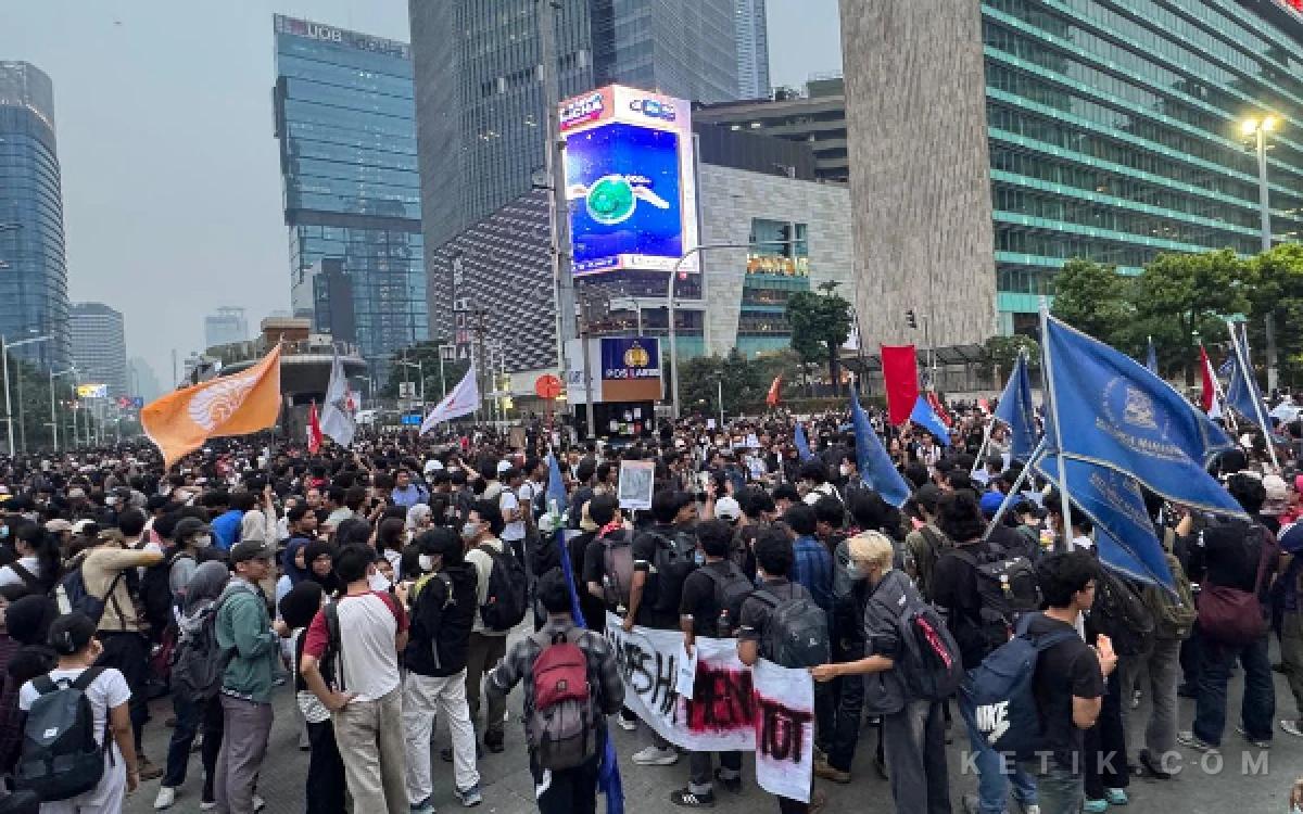 Thumbnail Berita - Aksi ‘Indonesia Sadar”, Ribuan Mahasiswa Padati Bundaran HI Sampaikan Aspirasi