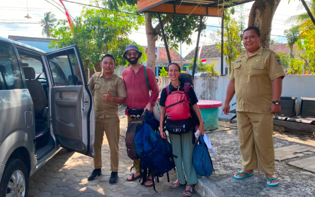 Thumbnail Berita - Kolaborasi Keren Camat dan PT BSI, Bantu Turis Italia di Pulau Merah Banyuwangi