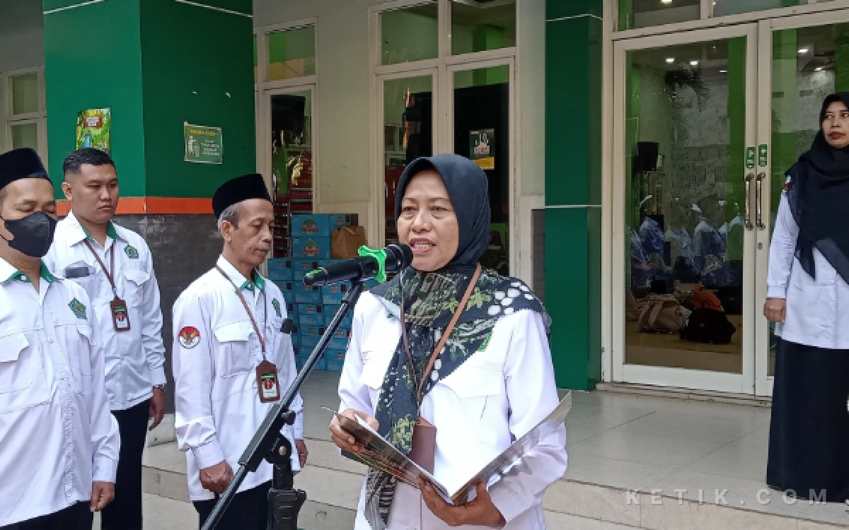 Foto Kepala MTsN 1 Kota Malang, Erni Qomaria Rida, M.Pd., menekankan akhlak religius kepada siswa baru di kegiatan MATAMUDA, Senin, 13 Juli 2026. (Foto: Aliyah/Ketik.com)