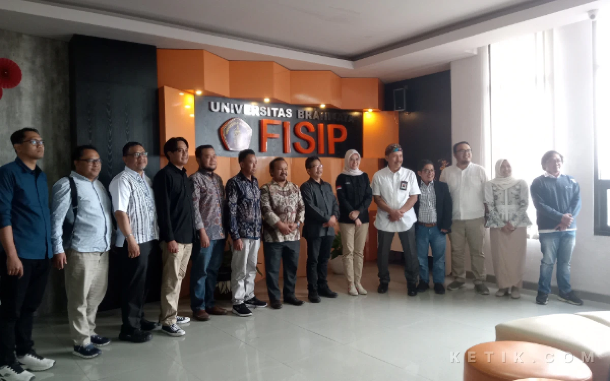 Foto Dekan FISIP UB, Dr. Ahmad Imron Rozuli, S.E., M.Si. bersama seluruh partisipan Executive Meeting: Rilis Riset Survei Nasional Ambang Batas Parlemen 2029. (Foto: Aliyah/Ketik.com)