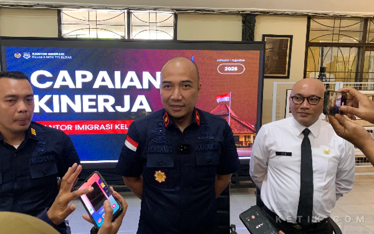 Thumbnail Berita - Warga Blitar Makin Sering ke Luar Negeri, 21 Ribu Paspor Terbit hingga Agustus 2026