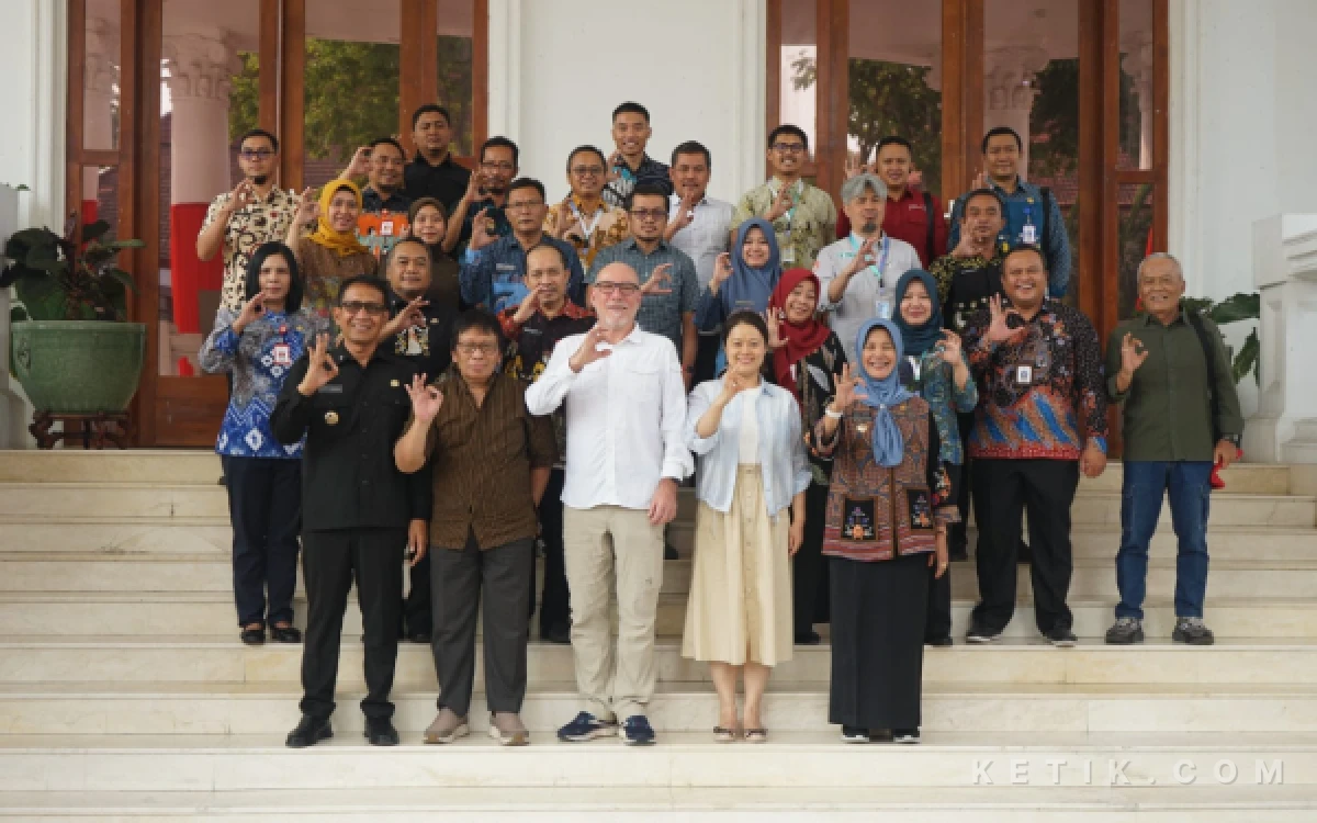 Foto Bupati Bojonegoro H.Setyo Wahono  Wsbub Hj. Nurul Azizah, bersama tim dari  tim asesor UNESCO Global Geopark, Mr. Andreas Josef Schuller dari Jerman,  (foto Diskominfo Bojonegoro )
