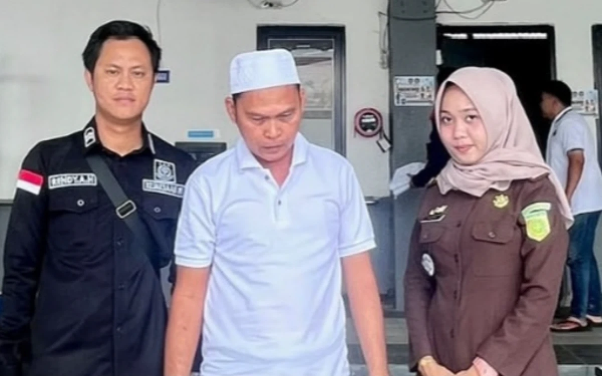 Thumbnail Berita - Kejari OKI Eksekusi Terpidana Jaksa Gadungan ke Lapas Palembang