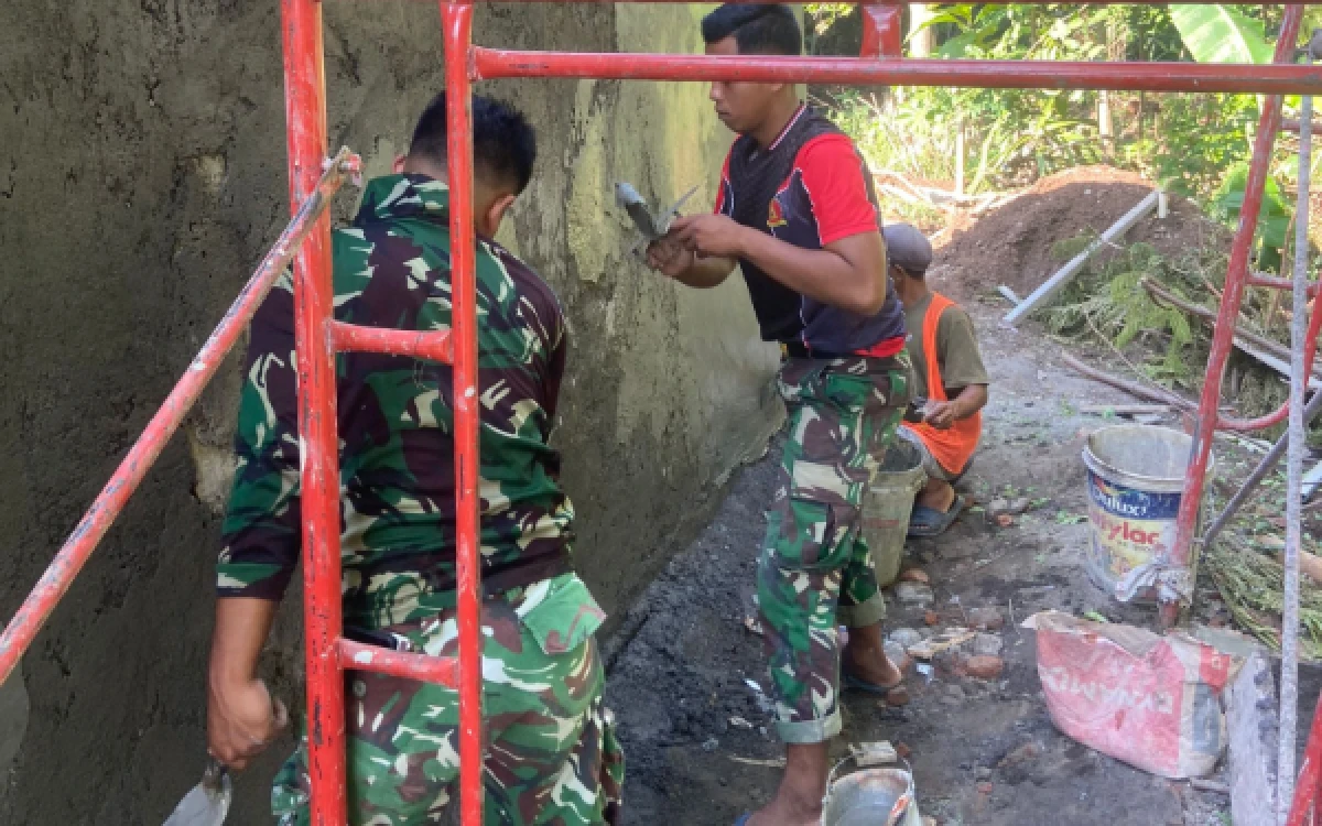 Thumbnail Berita - Satgas TMMD ke-128 Kodim 0820 Probolinggo Kebut Rehab Musala Baiturrahim, Tahap Plester Dinding Mulai Dikerjakan