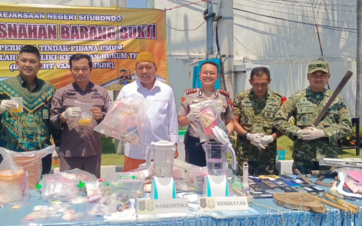 Thumbnail Berita - Kejari Situbondo Bongkar Tumpukan Barang Bukti, 10 Ribu Pil Trex dan 42 Gram Sabu Dimusnahkan