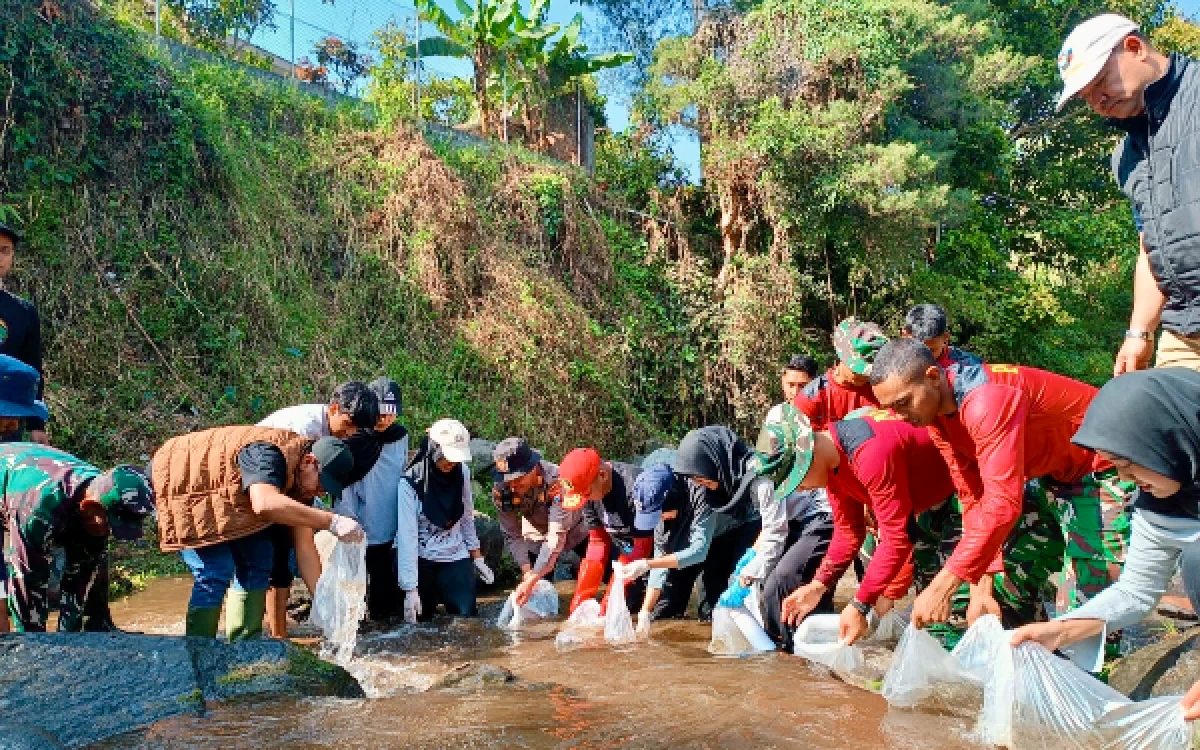 Thumbnail Berita - Aksi 9 Tahun Sabers Pungli: Sampah Popok Penuhi Sungai Brantas, Pemkot Batu akan Pasang CCTV