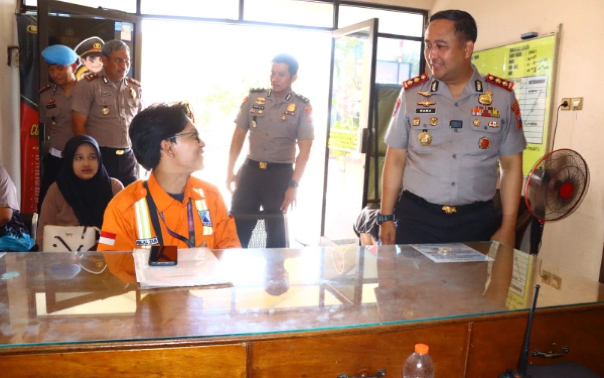 Thumbnail Berita - Pantau Layanan Publik, Kapolres Gresik Cek Tiga Titik Jajaran
