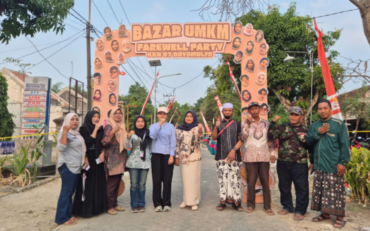 Thumbnail Penutupan KKN, Mahasiswa UPN Veteran Jatim Kenalkan UMKM Desa Doyomulyo Lamongan lewat Bazar