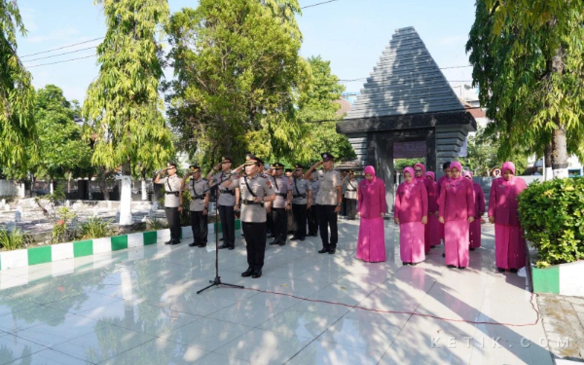 Thumbnail Berita - Sambut Hari  Bhayangkara Ke-80, Polres Bojonegoro Gelar Ziarah Makam Pahlawan