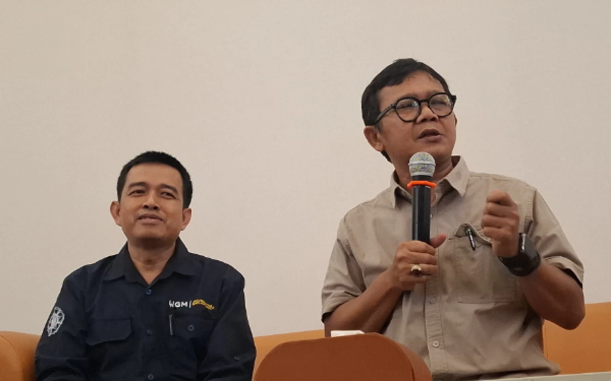 Foto Wakil Rektor Bidang Kemahasiswaan, Pengabdian Masyarakat, dan Alumni UGM Dr Arie Sudjito (kanan) didampingi Direktur Kemahasiswaan UGM Dr Hempri Suyatna memberikan keterangan terkait kekerasan terhadap mahasiswa saat aksi di Simpang Gramedia. (Foto: Ria for Ketik.com)