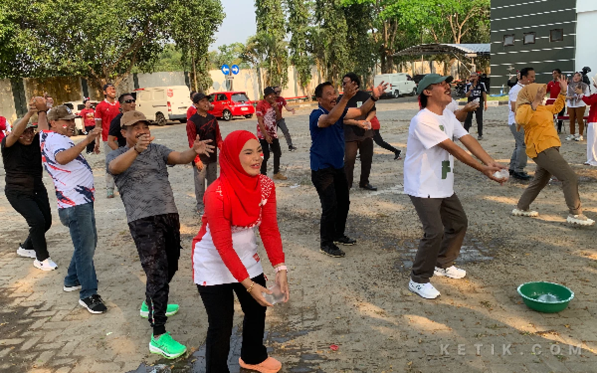 Thumbnail Berita - Lomba 17 Agustus DPRD Kabupaten Blitar: Jabatan Dikesampingkan, Hadiah Kambing Jadi Sorotan