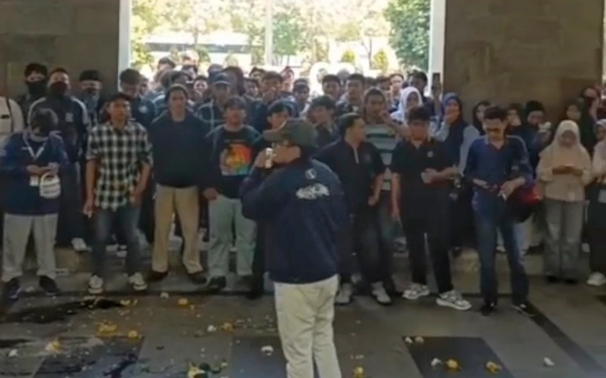 Thumbnail Berita - Kompak! Mahasiswa hingga Alumni UINSA Tolak Pelantikan Akhmad Muzakki Jadi Rektor Lagi