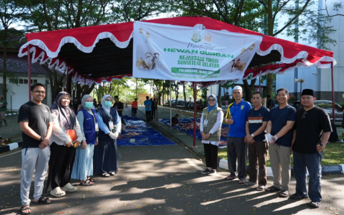 Foto Kejati Sumsel menyalurkan 1.000 paket daging kurban kepada masyarakat, panti asuhan, pegawai dan PPNPN dalam rangka Idul Adha 1447 H sebagai wujud kepedulian dan solidaritas sosial, Kamis 28 Mei 2026. (Foto: Penkum Kejati Sumsel)