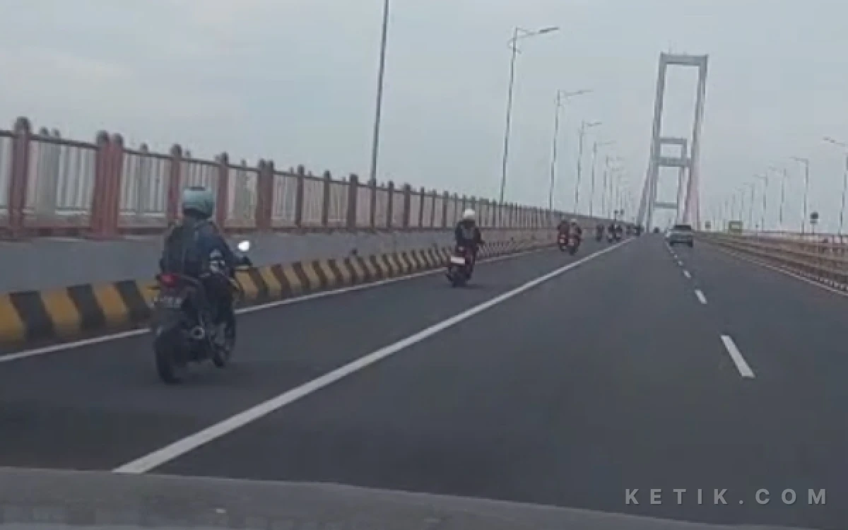 Thumbnail Berita - Pengendara Motor Nekat Masuk Jalur Mobil di Suramadu, Aparat Diminta Bertindak