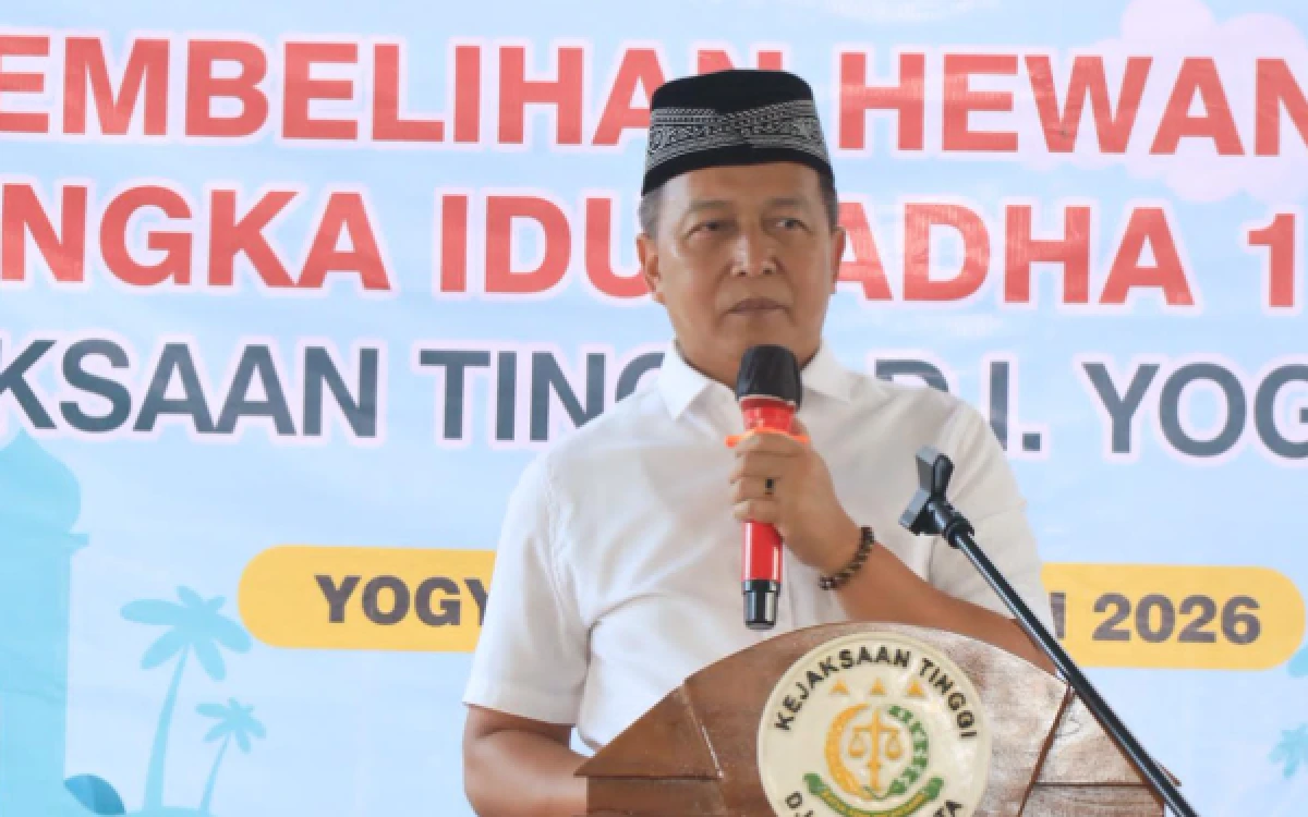Foto Asisten Tindak Pidana Umum (Aspidum) Kejati D.I. Yogyakarta, Yanuar Utomo SH MHum, memberikan sambutan pada acara penyerahan hewan kurban di Kantor Kejati DIY, Jumat (29/5). Yanuar, selaku Ketua Panitia Kurban 1447 H/Tahun 2026, menekankan pentingnya sinergi dan solidaritas antarpegawai. 
(Foto: Lik Is for Ketik.com)