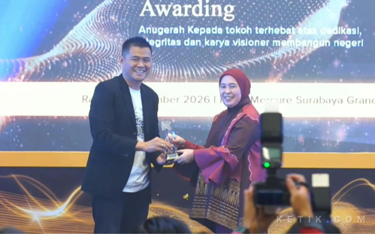 Thumbnail Berita - Terima Award di HUT ke-4 Ketik.com, Hj. Dewi Sastrani: Jadi Motivasi PMI Palembang