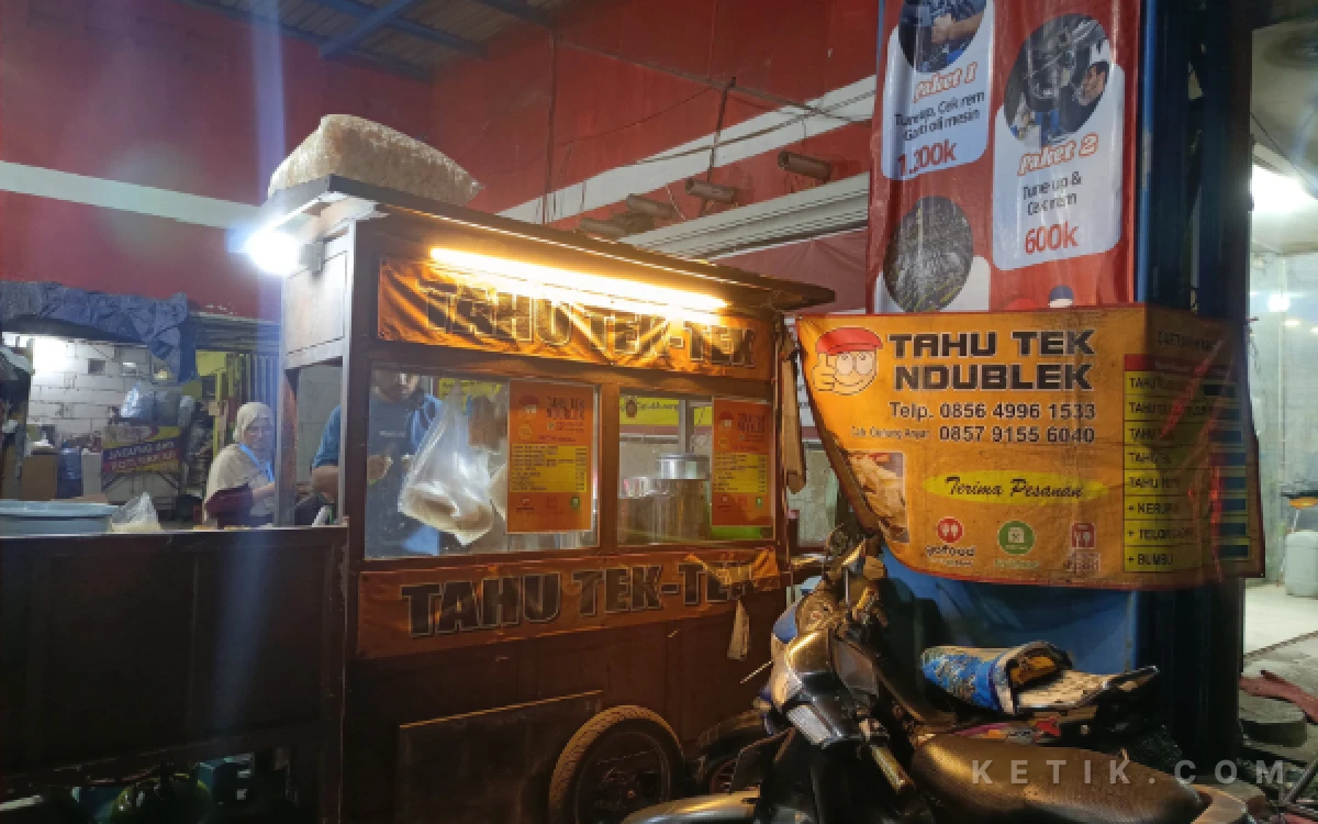 Foto Tampak depan warung Tahu Tek Ndublek di Jalan Rungkut Madya No. 171, Surabaya Timur, pada 28 September 2026 (Foto: Tamtatsila Dwi Ardiansyah/ketik.com)
