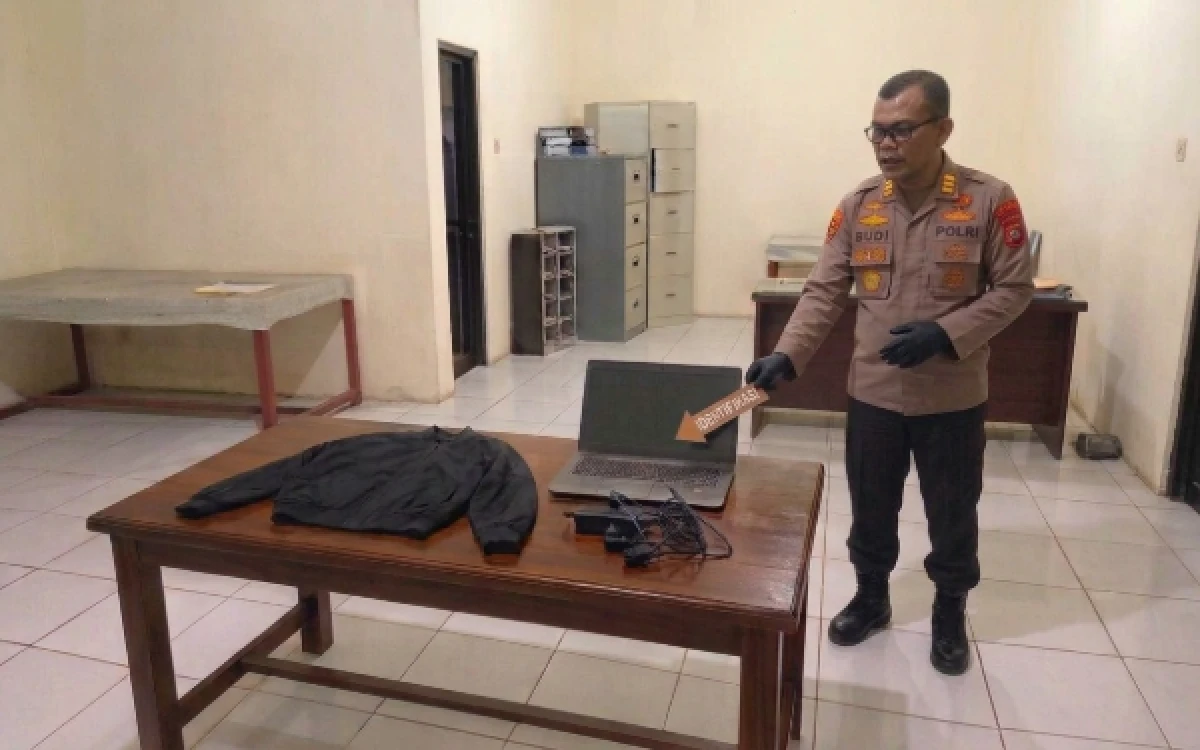 Thumbnail Terekam CCTV Bawa Linggis, Pencuri Rumah Warga di Wagir Malang Diringkus Polisi