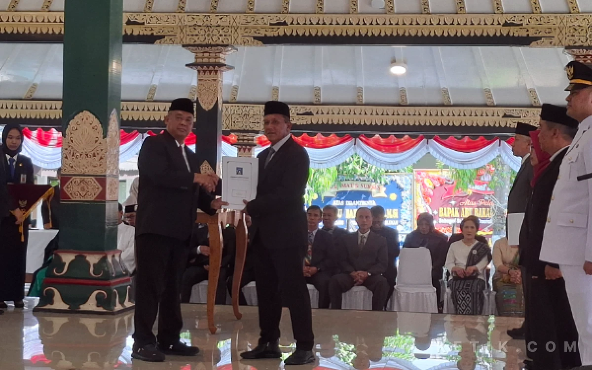 Foto Bupati Sleman Harda Kiswaya resmi melantik Junaidi sebagai Kepala DLH Sleman. Lebih dari tiga dekade mengabdi dari bawah sejak era 1990-an, kini ia mengemban tongkat komando tertinggi untuk mengawal kebersihan dan kelestarian lingkungan di Kabupaten Sleman. (Foto: Fajar R/Ketik.com)
