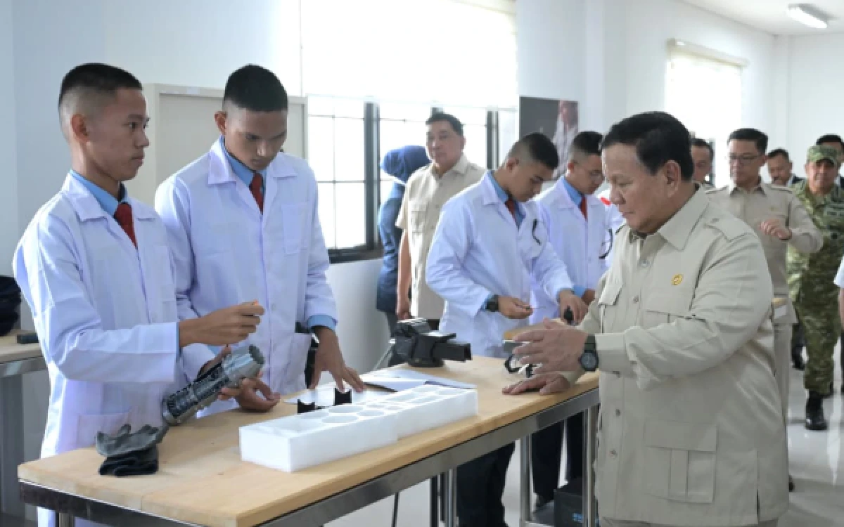 Thumbnail Berita - Prabowo Lihat Hasil Riset Siswa Pembasmi Nyamuk Ultrasonik di SMA Taruna Nusantara Kampus Cimahi