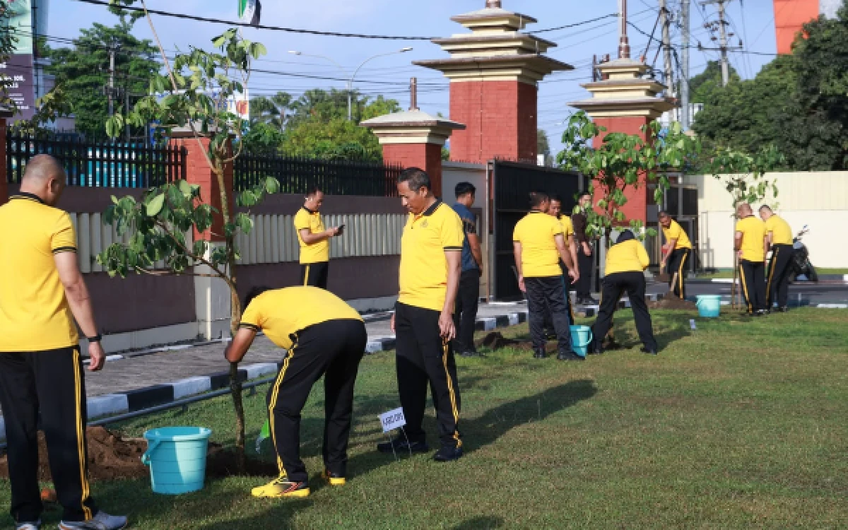 Foto Personel dan Pejabat Utama Polda DIY bahu-membahu menanam dan merawat bibit pohon di halaman Mapolda DIY, Jumat 23 Oktober 2026. (Foto: Humas Polda DIY)