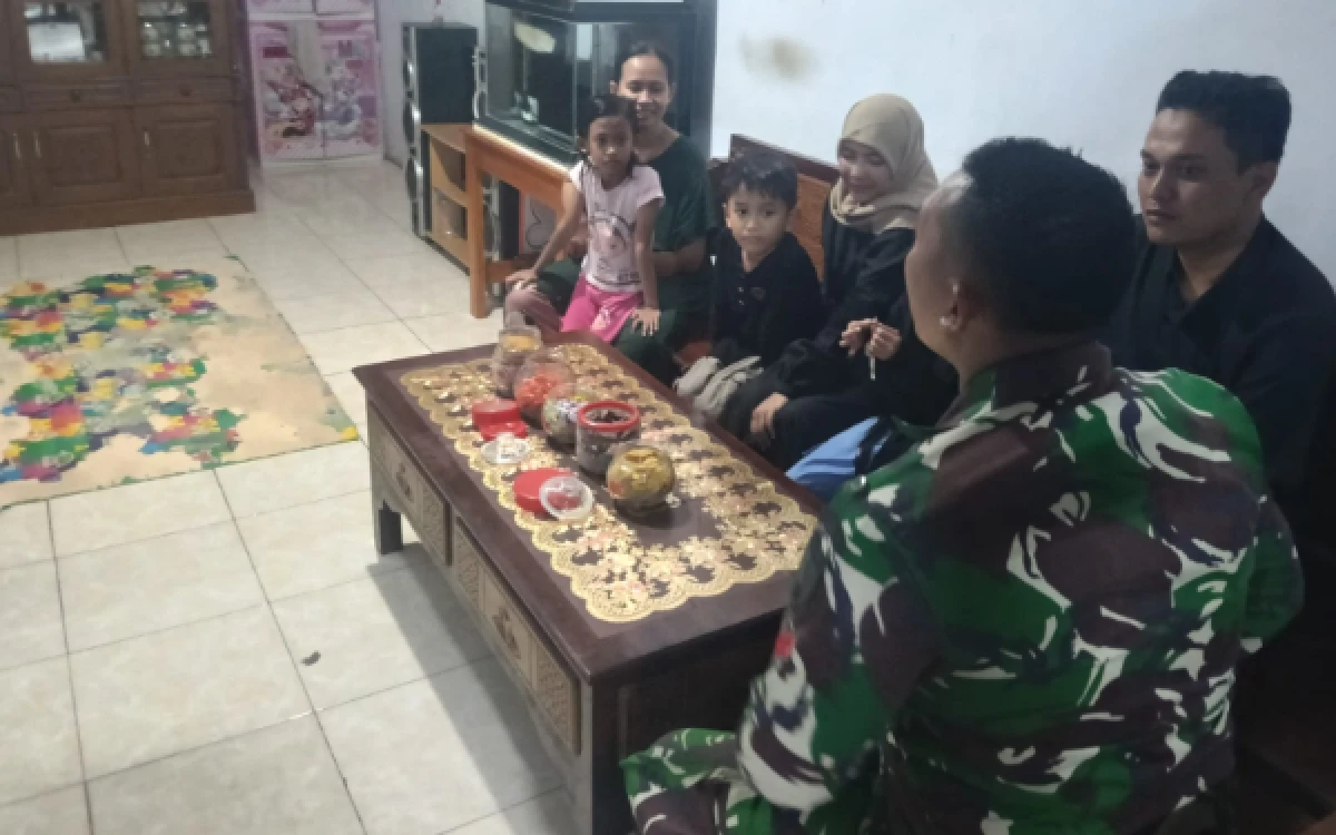 Thumbnail Berita - Bentuk Kedekatan dan Rasa Kekeluargaan, Satgas TMMD ke-128 Kodim 0820 Probolinggo Jalin Komunikasi Sosial Bersama Warga
