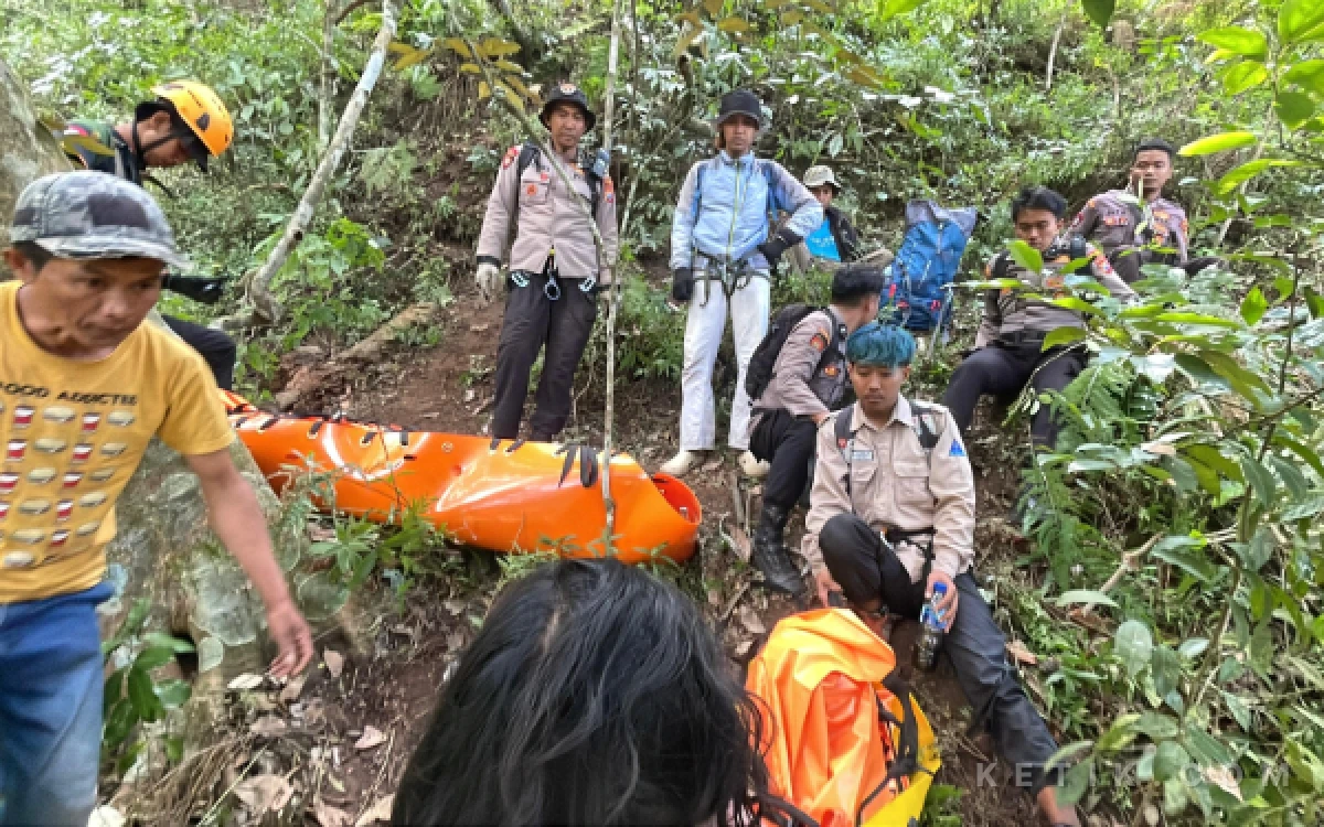 Thumbnail Berita - Menantang Maut di Gunung Piramid, Tim Gabungan SAR Bondowoso Bawa Pulang Dua Jenazah Pendaki dari Jurang Curam
