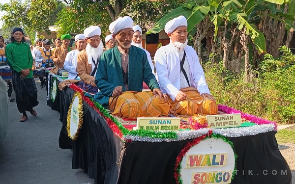 Foto Peserta kirab budaya menggambarkan filosofis Wali Songo (Foto: Slam/ketik.com)