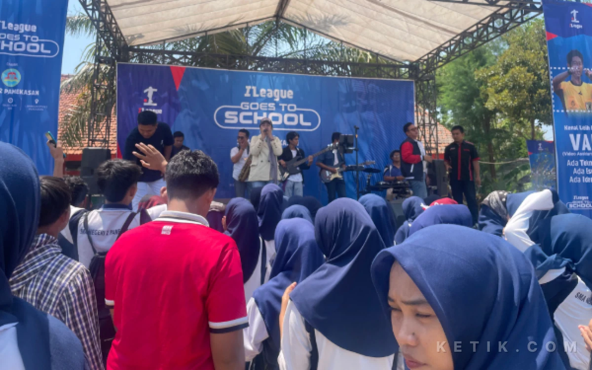Thumbnail Berita - I.League Sambangi SMAN 2 Pamekasan, Pemain Madura United Diserbu Siswa