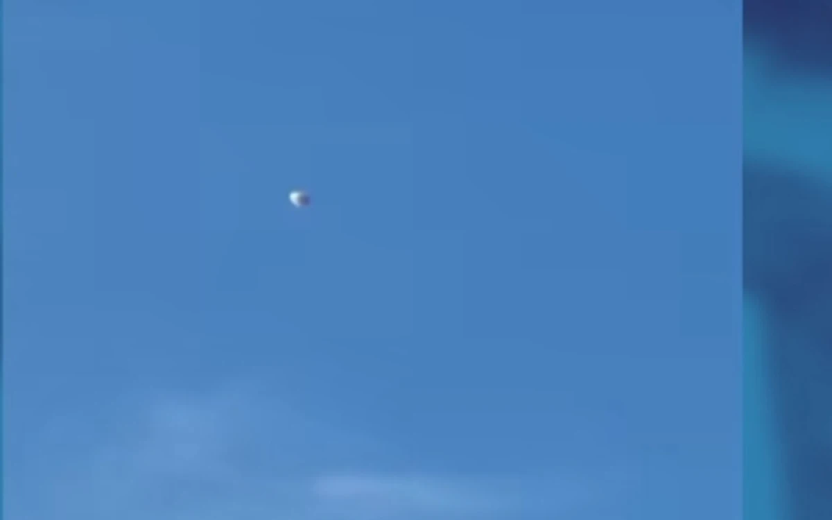 Thumbnail Berita - Viral Penampakan Diduga UFO di Langit Malang, Ini Kata Pakar Penerbangan