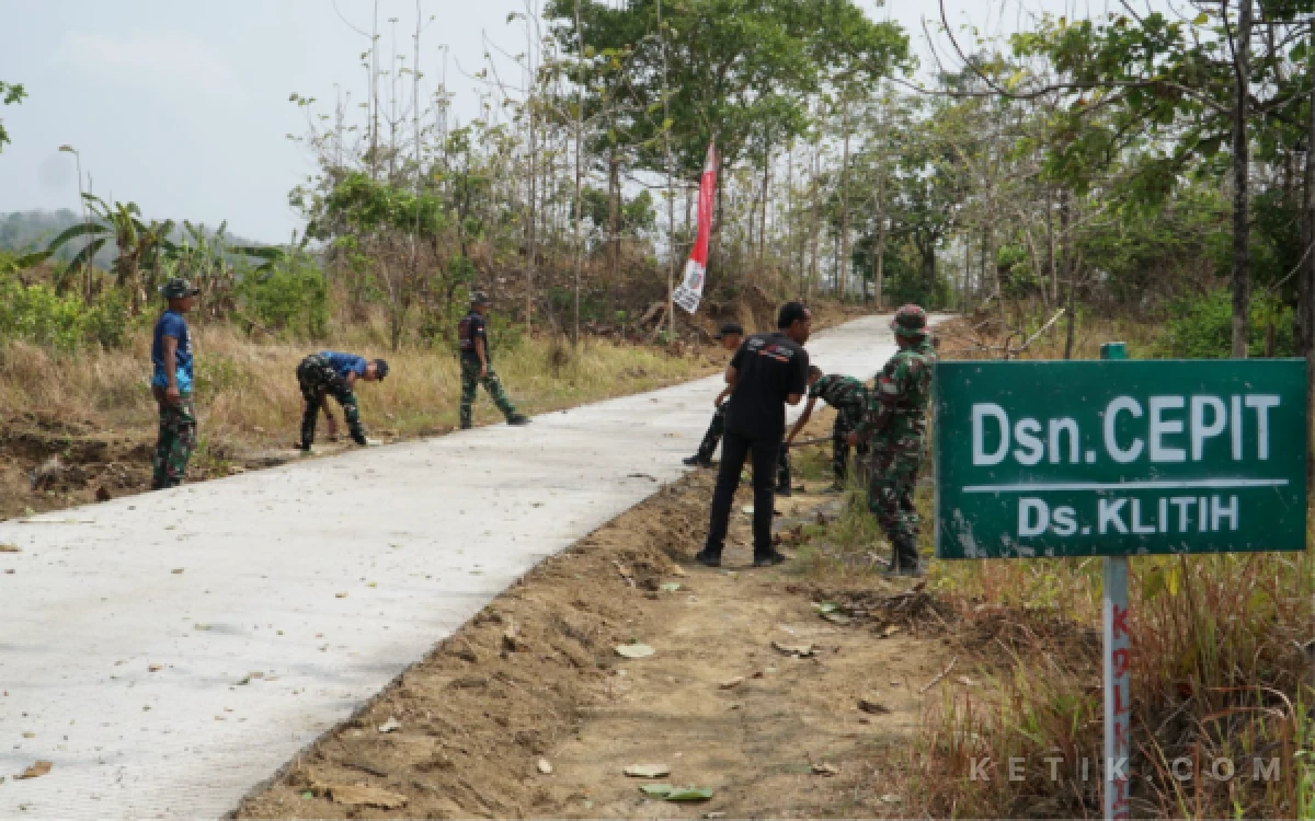 Thumbnail Berita - TMMD ke-130 Tuntas, Jalan Pelosok Jombang Sepanjang 1.338 Meter Kini Dicor Beton