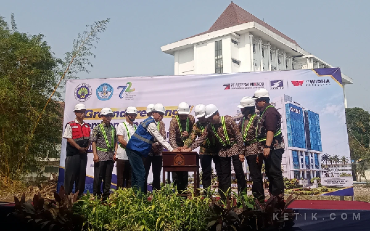 Foto Rektor UM resmi meluncurkan pembangunan GKB 3 pada Rabu, 14 Oktober 2026. (Foto: Aliyah/Ketik.com)