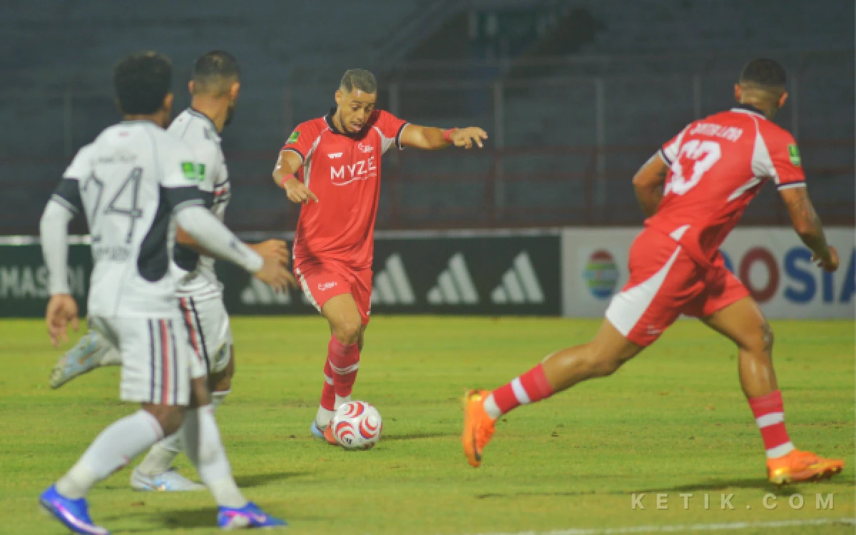 Thumbnail Berita - Panik, Jadi Penyebab de Red FC Babak Belur Dihajar Persipura 1-3