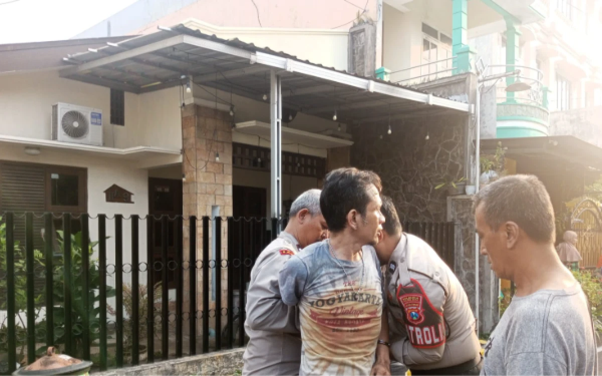 Thumbnail Berita - Ngamuk dan Lempar Kaca Serta Genting ke Jalan, Pria di Kota Malang Diamankan Polisi