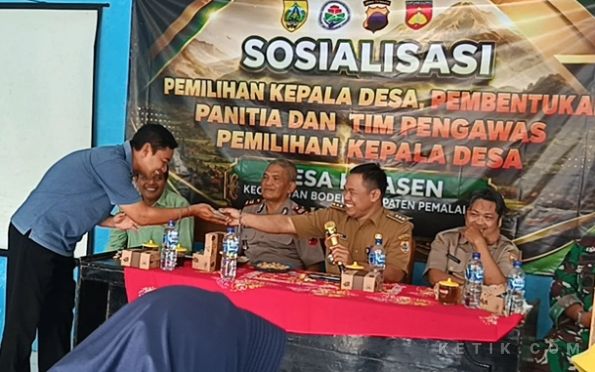 Thumbnail Berita - Sosialisasi Pilkades di Kwasen, Camat Bodeh Pemalang Uji Pemahaman Warga Lewat Kuis Berhadiah