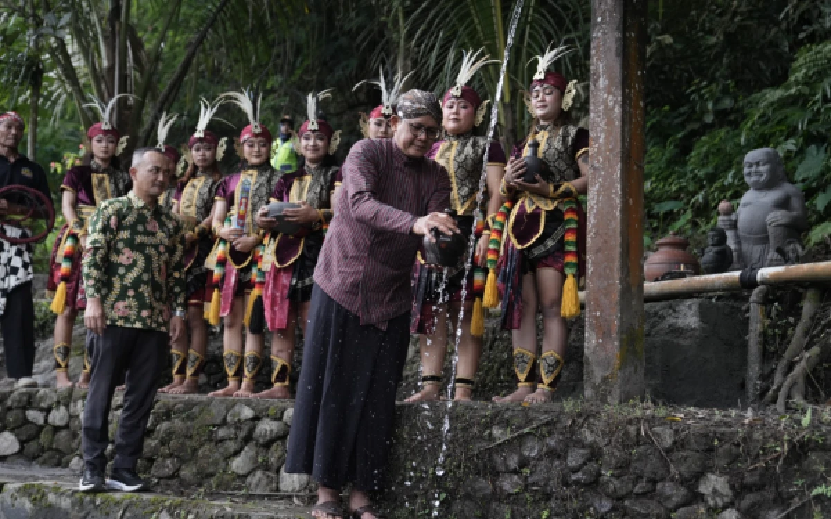 Thumbnail Berita - Sinergi Budaya dan Alam: Wabup Sleman Awali Prosesi Lampah Dalu Merapi dengan Tanam Beringin Putih