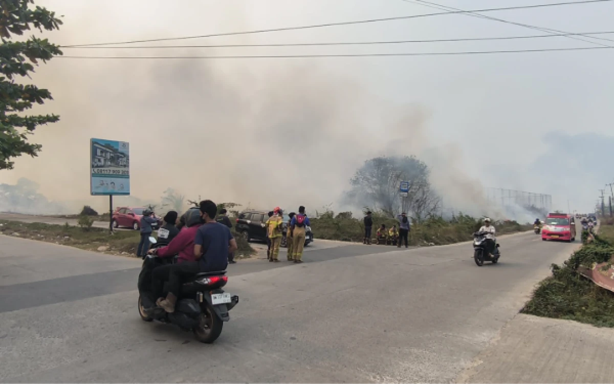 Thumbnail Berita - Karhutla Dekati Dua Perumahan di Talang Kelapa Palembang, Warga Panik Cegah Api Merembet