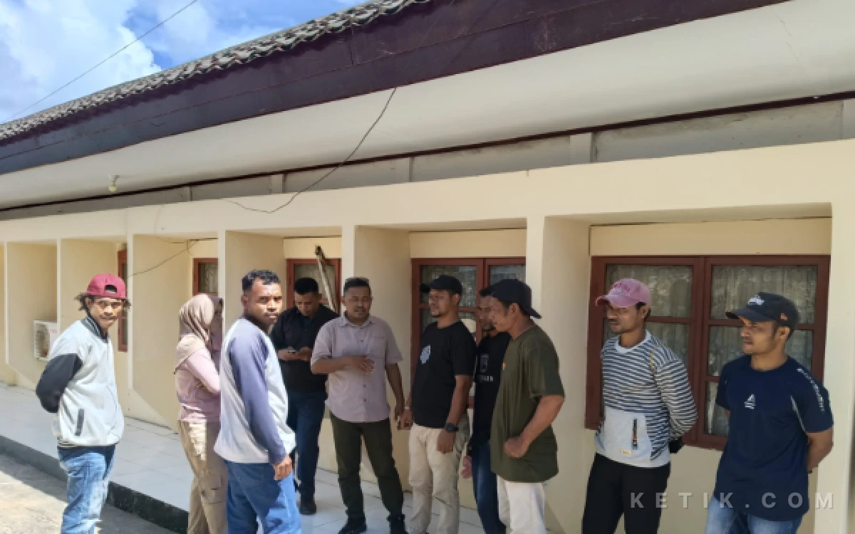Thumbnail Berita - Keluarga Amir Kelsaba Kecewa Sidang Ditunda, Ancam Gelar Aksi di PN Sorong