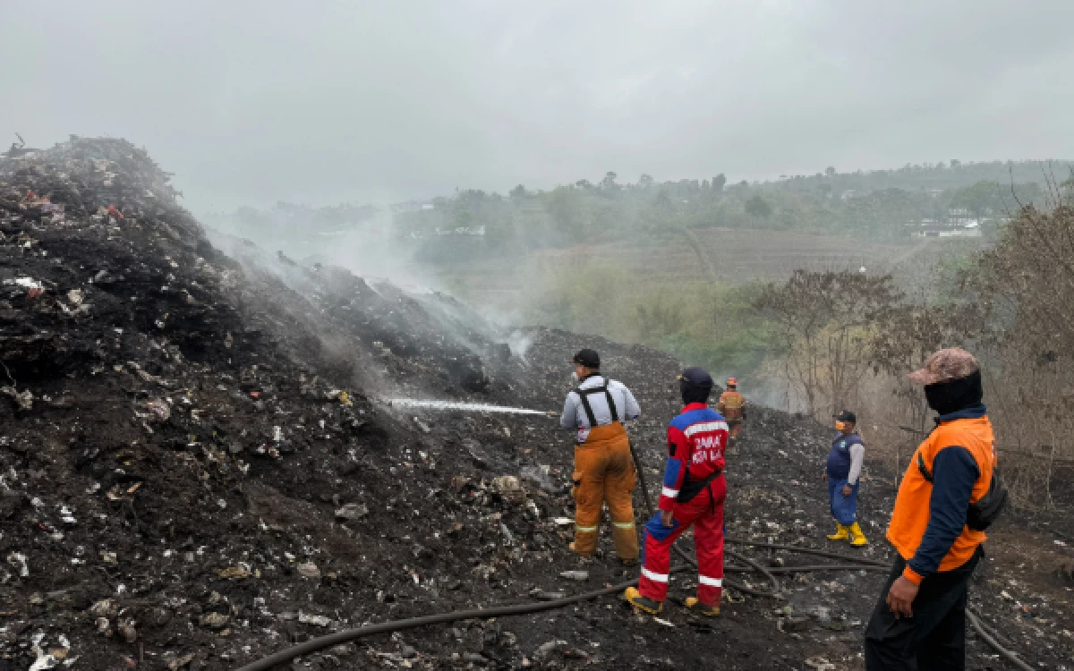 Thumbnail Berita - Hari Keenam Kebakaran TPA Supit Urang Malang, Operasi Water Bombing Berlanjut