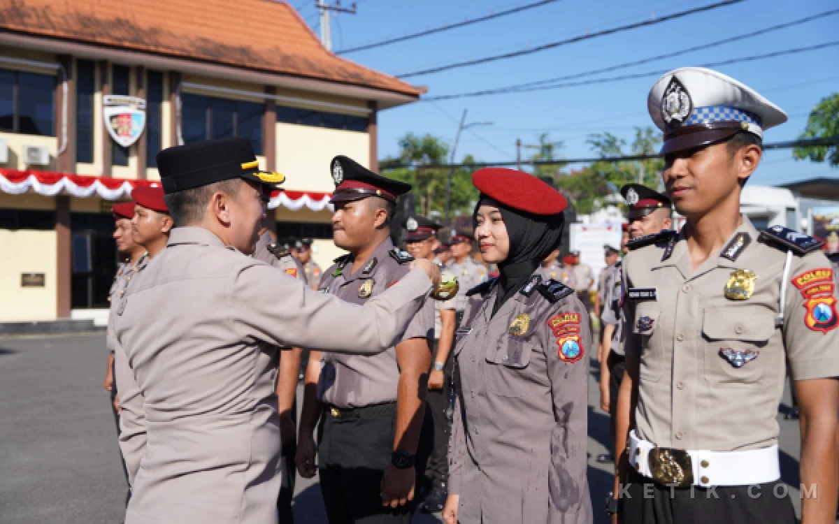 Thumbnail Berita - 79 Personel Polres Bojonegoro Naik Pangkat, Kapolres: Jadikan Motivasi Tingkatkan Kinerja