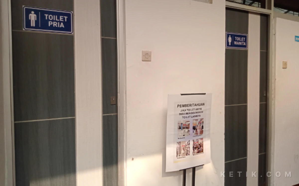 Foto Kamar mandi Perpustakaan UB lantai 1 kini telah diberi penanda laki-laki dan perempuan, serta papan informasi untuk menggunakan kamar mandi lain ketika ramai. (Foto: Aliyah/Ketik.com)