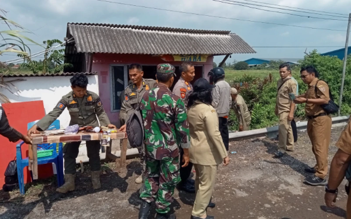 Thumbnail Berita - Tegas! Tim Gabungan Bongkar 26 Warung Remang-remang di Siwalan Pekalongan, Aktivitas Ditutup Total