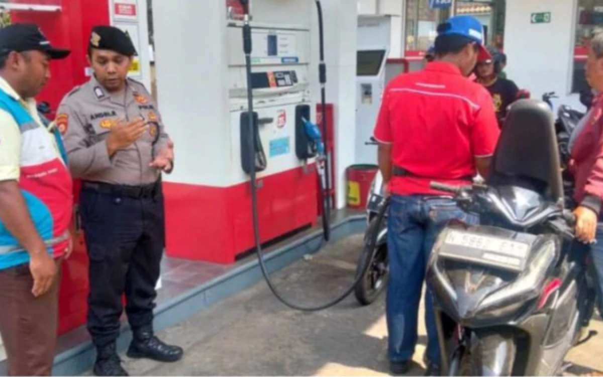 Foto Personel Polresta Malang Kota saat melakukan pemantauan di seluruh SPBU di Kota Malang, Minggu, 18 Oktober 2026 (Foto : Polresta Malang Kota)